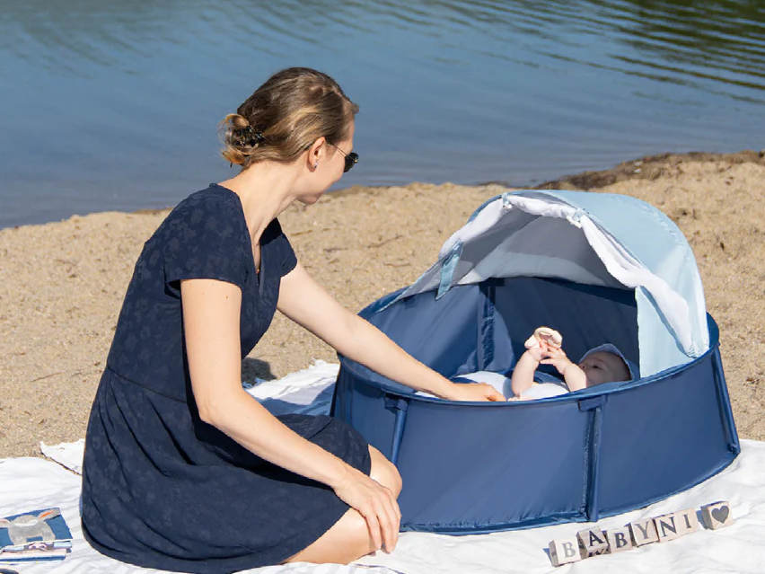 Reisebett: Ein portables Babybett sorgt für sicheren und vertrauten Schlaf.